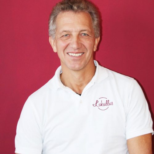 Reiner Baumgärtel Buchhaltung / Technische Betreuung
Büro: 02222 995 801 7
Mobil: 49 1578 4474 535
Mail: buero@lukullus.catering